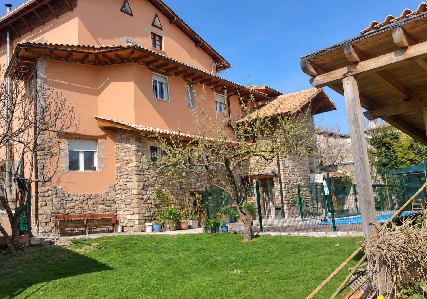 Casa de retiro con jardín y piscina