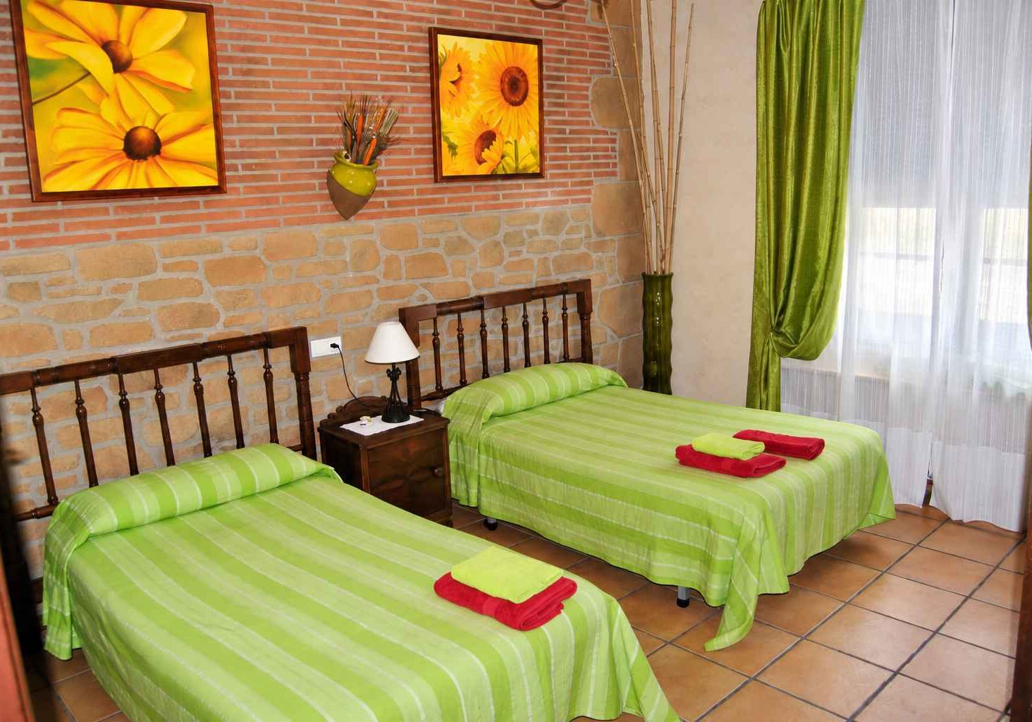 Dormitorio rural luminoso con camas gemelas_11zon